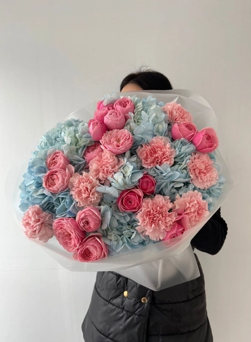 Сборный букет из гортензии, кустовых роз и диантусов от интернет-магазина цветов в 