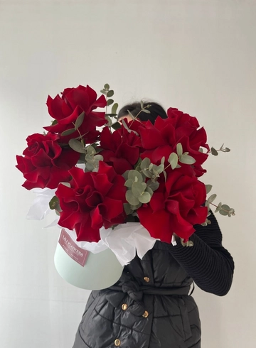 Композиция в коробке из ажурных роз с эвкалиптом от интернет-магазина цветов в 