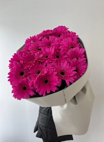 Монобукет из ярких гербер в сером оформление от интернет-магазина цветов в 