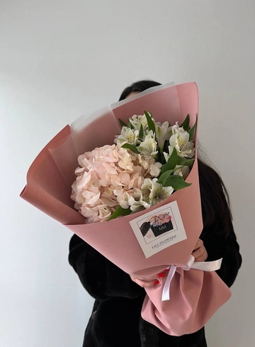Букет из гортензии с альстромерией в нежной упаковке от интернет-магазина цветов в 