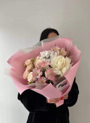 Букет из белой розы, альстромерии, кустовой хризантемы от интернет-магазина цветов в 