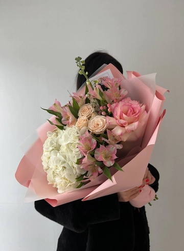 Сборный букет с гортензией,ажурной розой,альстромерией от интернет-магазина цветов в 