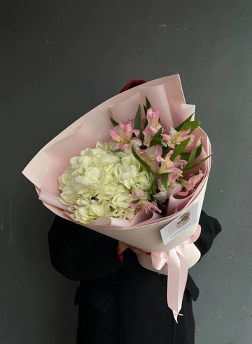 Сборный букет из гортензии с розовой альстромерией от интернет-магазина цветов в 