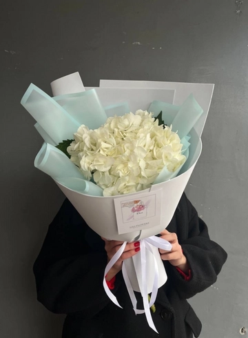 Мини букет из белой гортензии от интернет-магазина цветов в 