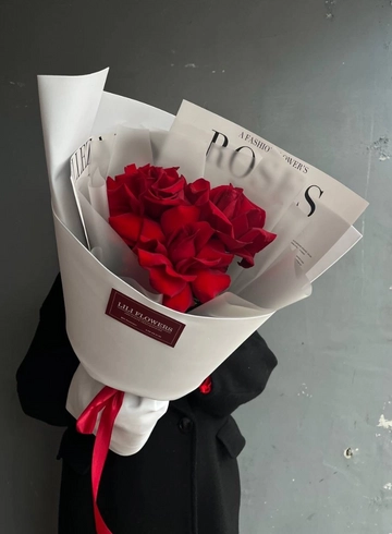 Монобукет из красных ажурных роз в белом оформление от интернет-магазина цветов в 