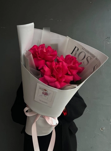 Монобукет из малиновых ажурных роз в белом от интернет-магазина цветов в 