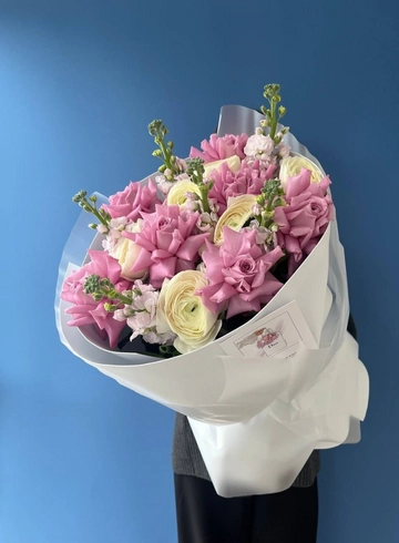 Сборный букет из ажурных роз, ранункулюсов и матиоллы от интернет-магазина цветов в 