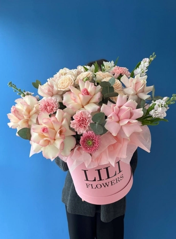 Сборная композиция с кустовыми и ажурными розами, диантусами от интернет-магазина цветов в 