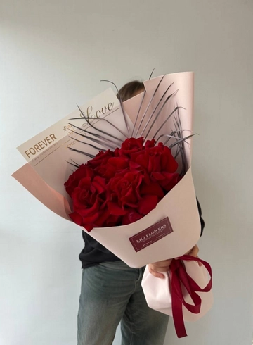 Монобукет из ажурных роз с робелини от интернет-магазина цветов в 