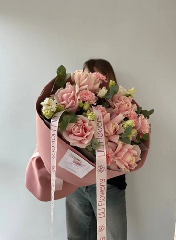 Сборный букет из ажурных роз, эустомы, диантусов и эвкалипта от интернет-магазина цветов в 