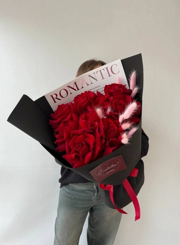 Букет из красных ажурных роз с розовым лагурусом от интернет-магазина цветов в 