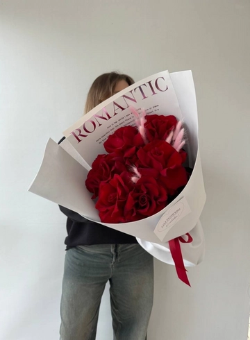 Букет из красных ажурных роз в белом оформление от интернет-магазина цветов в 