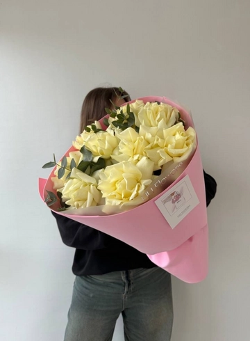 Монобукет из белых ажурных роз с эвкалиптом от интернет-магазина цветов в 