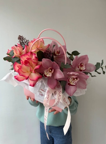 Композиция в сумочке из ажурных роз и розовых орхидей  от интернет-магазина цветов в 