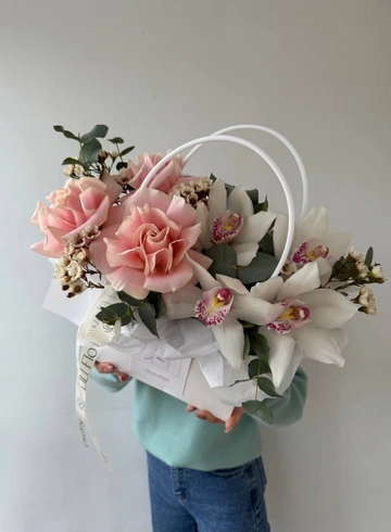 Композиция в сумочке с нежными ажурными розами и белыми орхидеями от интернет-магазина цветов в 