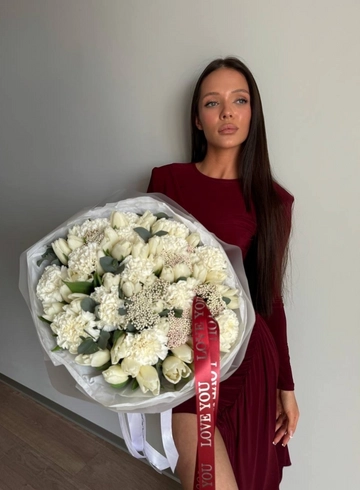 Сборный букет из белых тюльпанов, диантусов,озатамнуса от интернет-магазина цветов в 