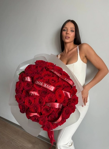 Букет из 51 розы в матовом торшере от интернет-магазина цветов в 
