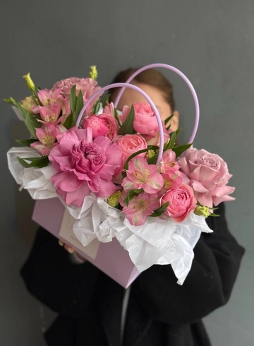 Сборная композиция с кустовыми розами от интернет-магазина цветов в 