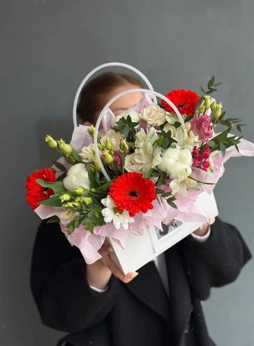 Сборная композиция с яркими герберами от интернет-магазина цветов в 