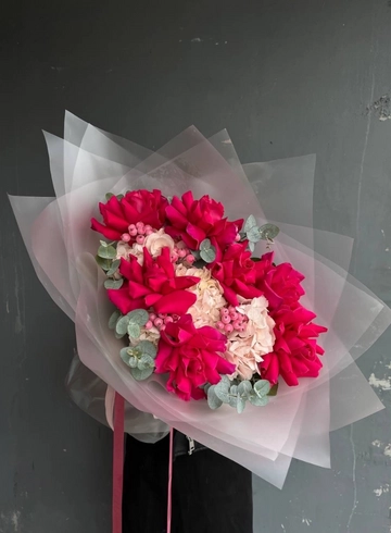 Сборный букет из малиновых роз, гортензии, эвкалипта от интернет-магазина цветов в 
