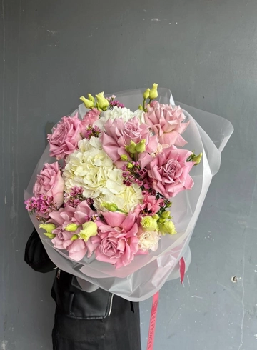 Сборный букет с ажурными розами, гортензией от интернет-магазина цветов в 