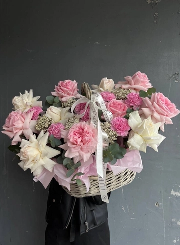 Сборная композиция с пионовидными розами от интернет-магазина цветов в 