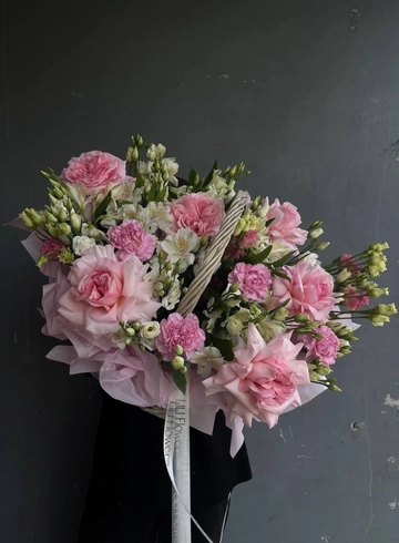 Сборная корзина с ажурными розами, эустомой, альстромерией, диантусов от интернет-магазина цветов в 