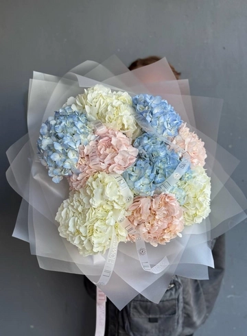 Букет из разноцветных гортензий от интернет-магазина цветов в 