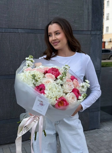 Сборный букет с пионами ,матиоллой, пионовидной розой от интернет-магазина цветов в 