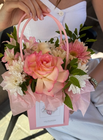 Сборная мини-композиция с ажурной розой с пакетом-переноской от интернет-магазина цветов в 