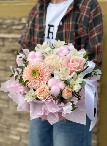 Сборная мини-композиция с махровой герберой в пакете-переноске от интернет-магазина цветов в 