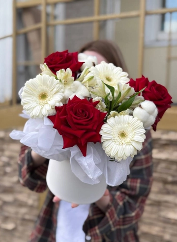 Сборная композиция с ажурной розой в пакете-переноске от интернет-магазина цветов в 