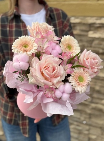 Сборная композиция в нежных тонах в пакете-переноске от интернет-магазина цветов в 