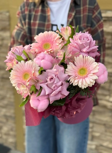 Сборная композиция с розовыми герберами в пакете-переноске от интернет-магазина цветов в 