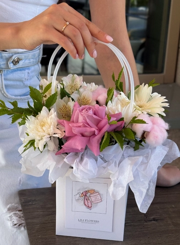 Композиция в сумочке с нежной альстромерией, кустовой розой, хризантемой и хлопком от интернет-магазина цветов в 