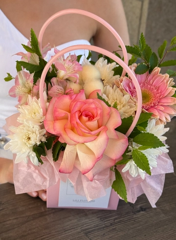 Композиция из ажурной розы, герберы, хризантем , альстромерии и хлопка  от интернет-магазина цветов в 