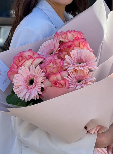 Сборный букет из ажурных роз и гербер от интернет-магазина цветов в 