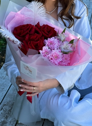 Букет из Ажурных роз, альстромерии и хризантем от интернет-магазина цветов в 