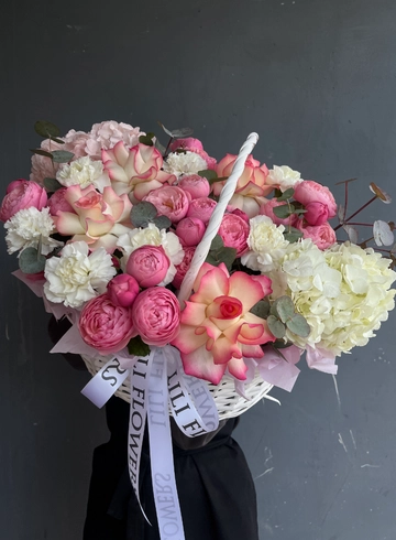 Корзина из диантусов, гортензий и ажурных роз от интернет-магазина цветов в 