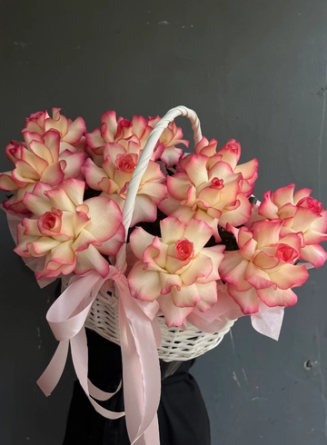 Корзина из Ажурных роз от интернет-магазина цветов в 