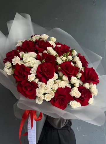 Сборный букет из Ажурных и кустовых роз от интернет-магазина цветов в 