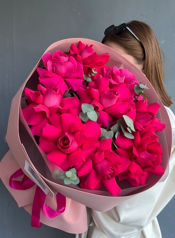 Букет из Ажурных роз и эвкалипта  от интернет-магазина цветов в 