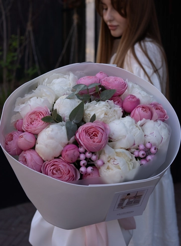 Букет из пионов и пионовидых роз от интернет-магазина цветов в 