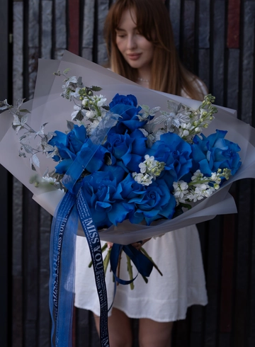 Букет из необычных синих роз от интернет-магазина цветов в 