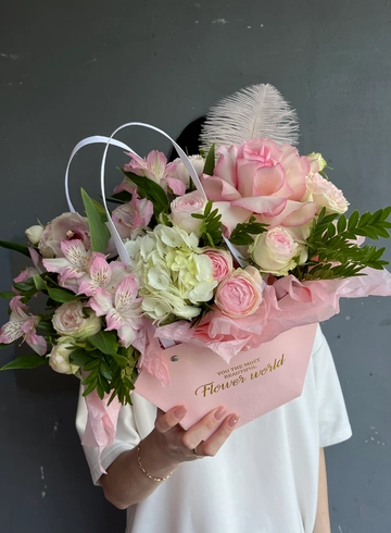 Коробочка из альстромерий, ажурной розы и пионовидных рох от интернет-магазина цветов в 