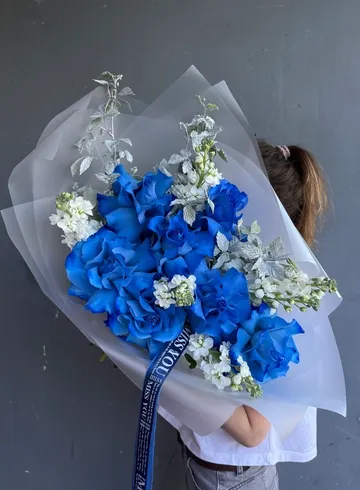 Сборный букет из синих ажурных роз, маттиол и веточек малины от интернет-магазина цветов в 