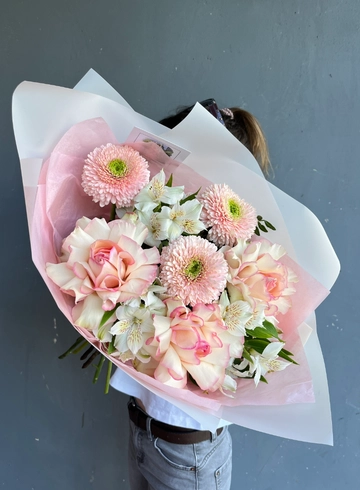 Сборный букет из альстромерии, ажурных рох и гербер от интернет-магазина цветов в 