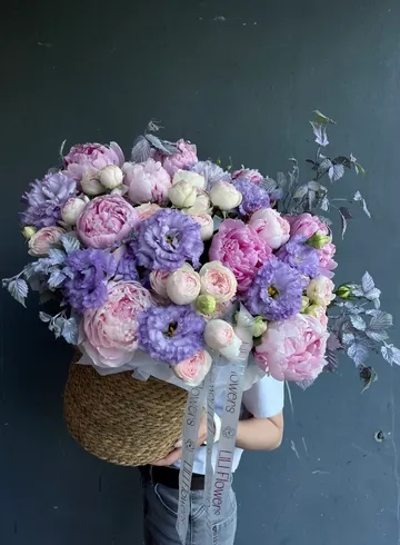 Композиция из пионов, пионовидных рох, эустом и веточек малины от интернет-магазина цветов в 