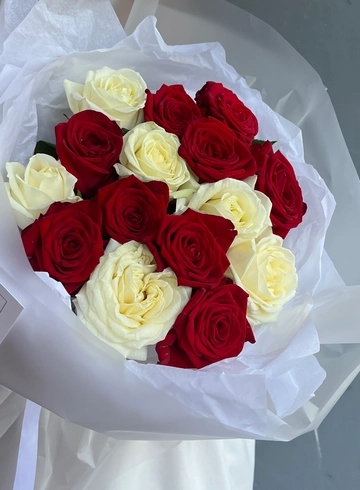 Букет из белых и красных роз от интернет-магазина цветов в 