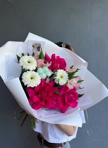 Сборный букет из Ажурных рох, гербер и альстромерии с ветками хлопка от интернет-магазина цветов в 